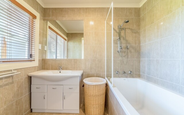 LOCH RETREAT - 550m TO TOWN