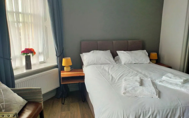 OYO The Victorian Tap B&B