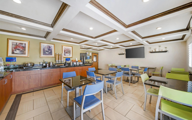 Best Western Antelope Inn & Suites