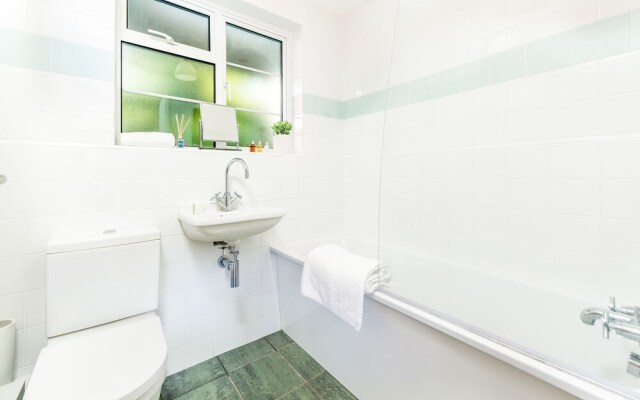 Sensational Southfields Home by King George's Park