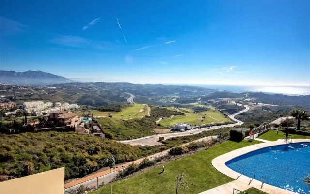 Spectacular Golf, Sea and Mountain Views BT65