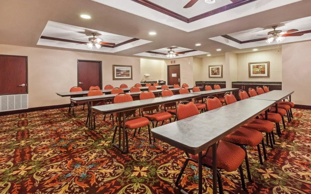 Holiday Inn Express and Suites Henderson by IHG