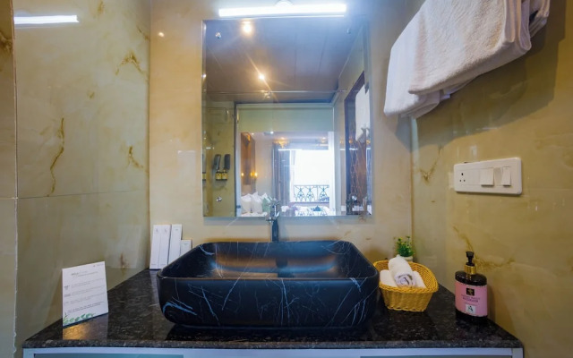 Alaya Stays Pine Shadow Flamingo