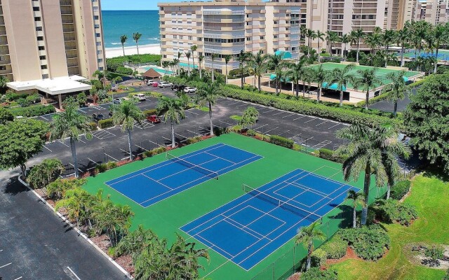 Charming Beachfront Condo With Pool, spa and Views