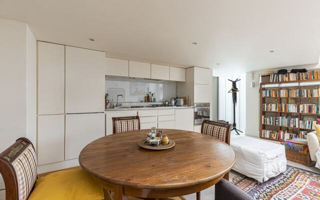 JOIVY Artsy Studio Flat in Fulham near River Thames