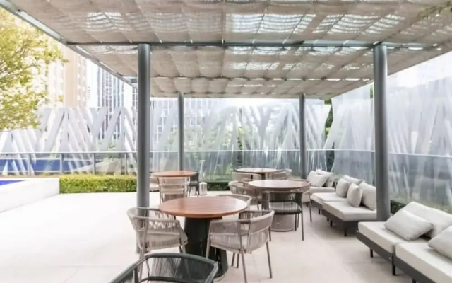Pinheiros Silver I Modern Studio in Faria Lima