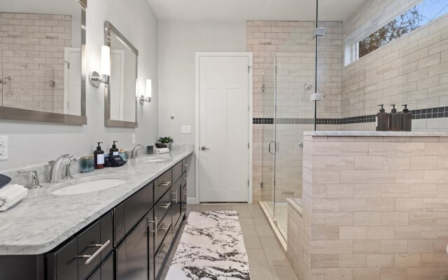 Hollys Parkside Haven- Guest House Included