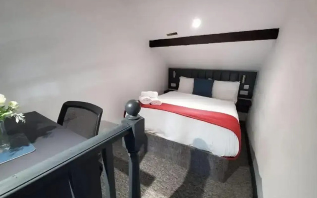 1 Bed Flat - Sleeps 2 - Parking - Balcony - Wifi