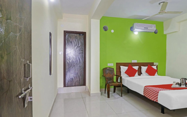 Super OYO 90936 Dk Reddy Square