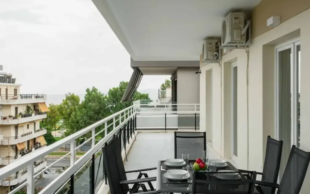 Spacious Seaside Flat at Alimos