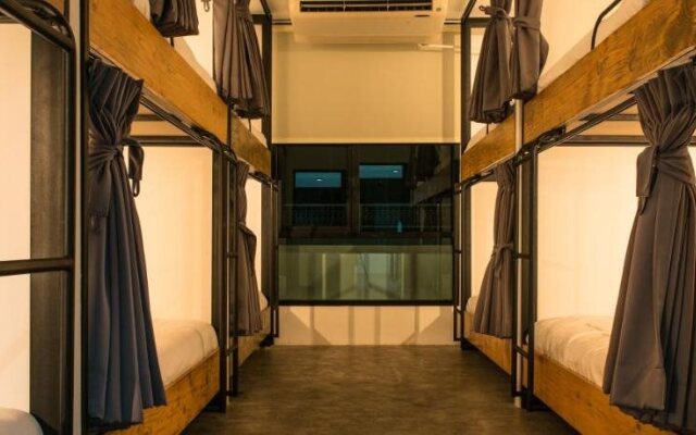 HOLY SHEET Hostel