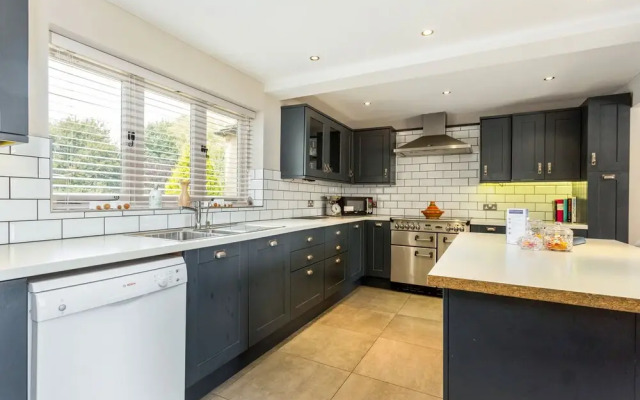 Spacious & Stylish Cotswold Family home