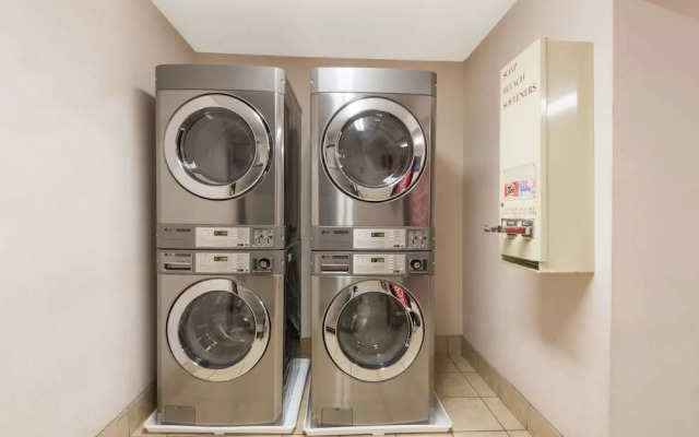 Howard Johnson Express - Springfield