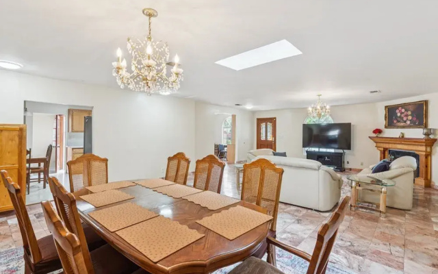 Russell House Near Hollywood & Griffith Park 3 Bedroom Home