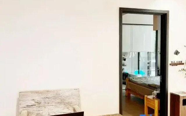 Weary people go back home