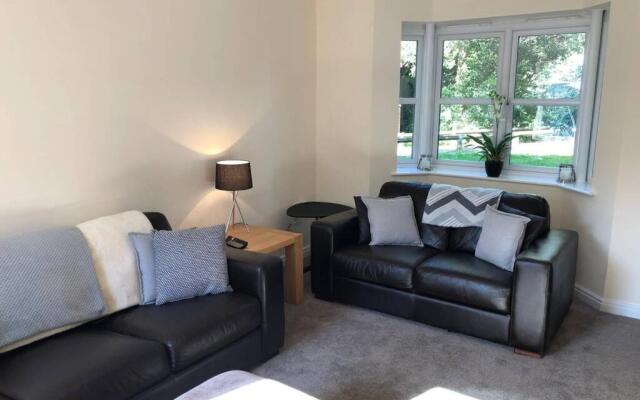 Silver Stag, High-end, Modern 3 double bedroom with parking