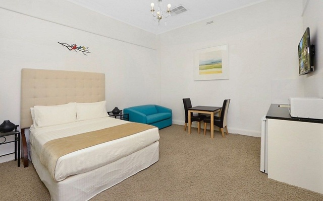 Spooky Hall Motel – Guest Rooms – York