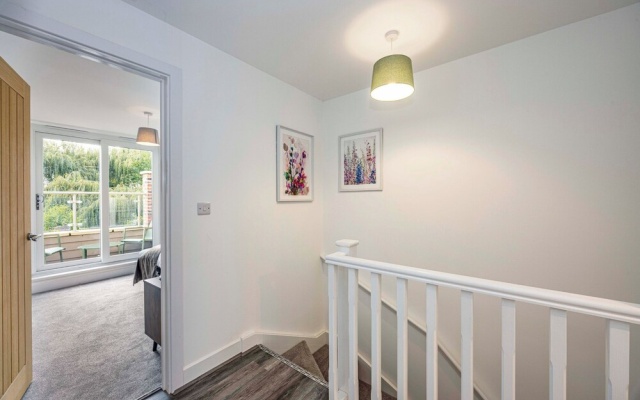 2 Riverside Mews