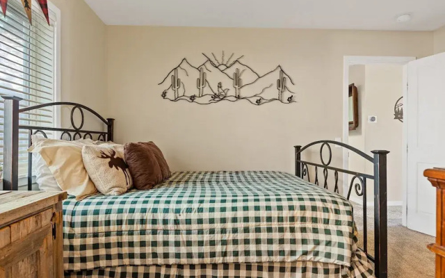 Bearfoot Lodge Near Hiking & Skiing!