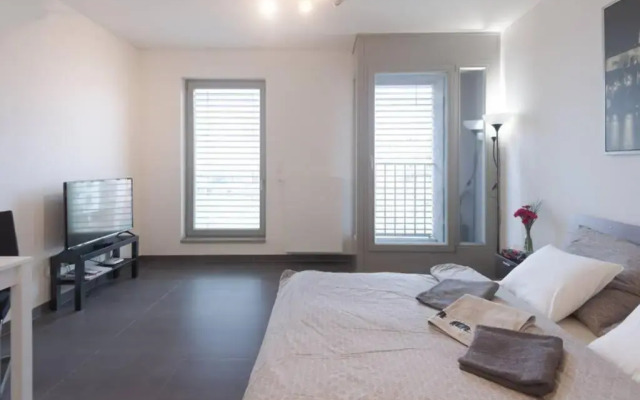 Bright studio, 10min to the Centre, free Netflix