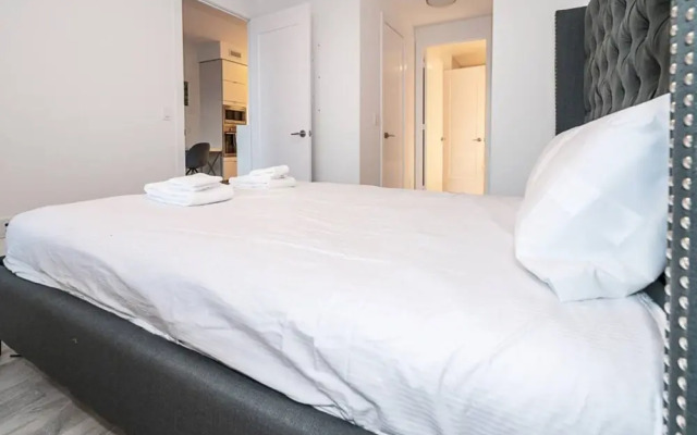 Modern 1 Bedroom Condo With CN Tower Views