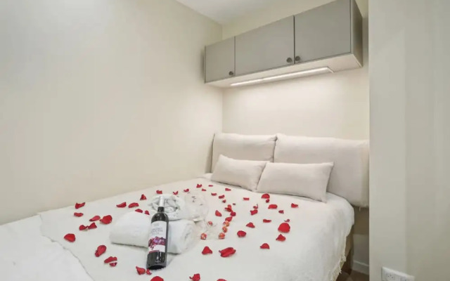 Ganneron in Paris With 1 Bedrooms and 1 Bathrooms