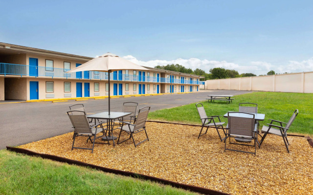 Super 8 by Wyndham Paducah I-24 Exit 4