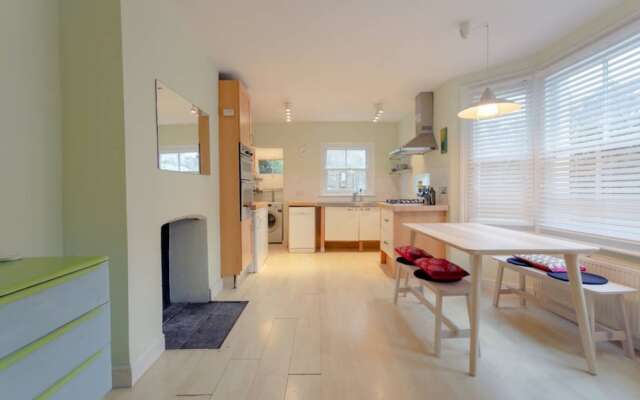 2 Bedroom House in Kensal Green