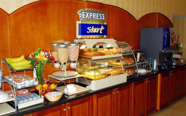 Holiday Inn Express Hotel & Suites Warrenton by IHG