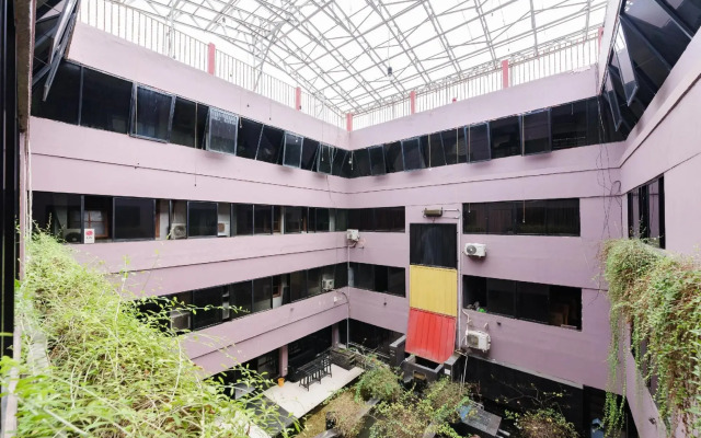 RedDoorz Plus near RSCM Jakarta
