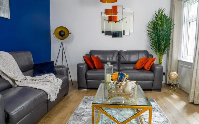 Stylish 4 Bed Apartment- Private Garden & Sleeps 8