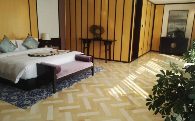 Slender West Lake Hot Spring Resort