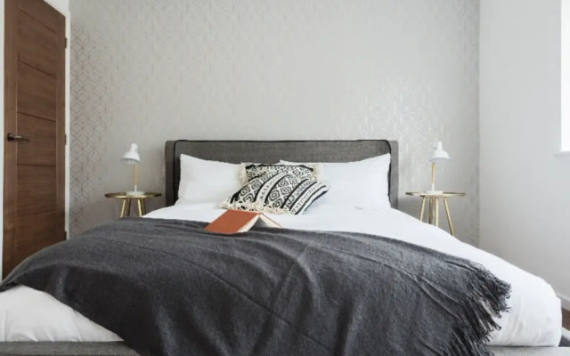 The Century Chalet - Contemporary 2bdr with Parking