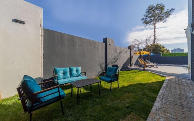 Villa With Pool and Backyard in Kepez