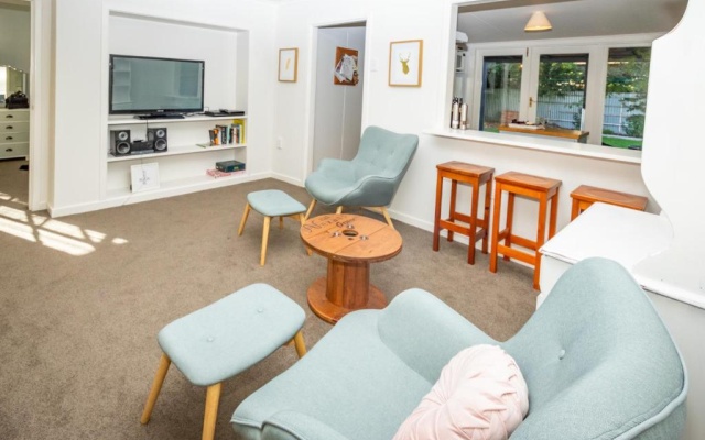 Hop, Skip and Jump to the Lake - Te Anau Holiday House – Guest Rooms – Te Anau