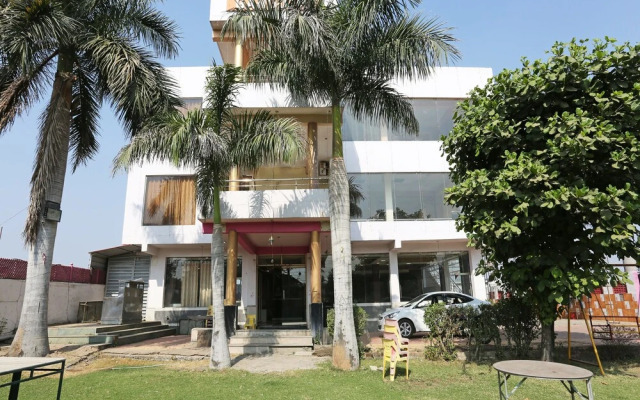 Oyo 24097 Hotel Gangotri