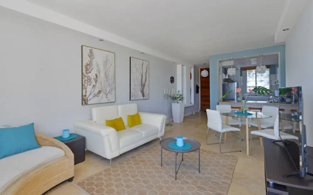 Top-floor 2-bed Beachfront Sunny Camps Bay Views