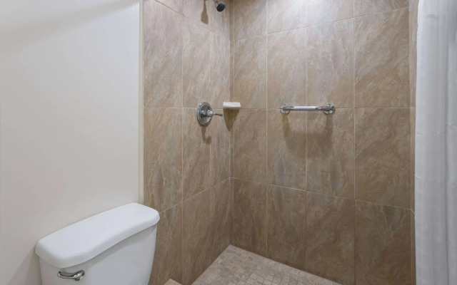 Travelodge by Wyndham Manhasset