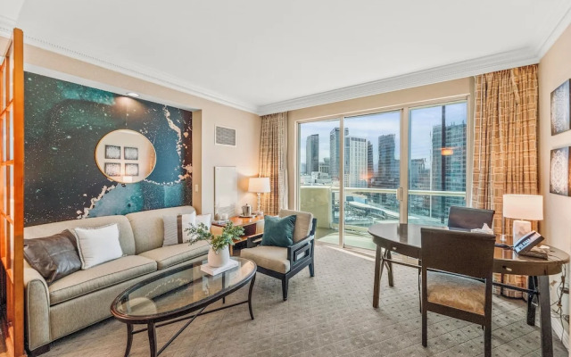 Premium Suite w/balcony at The Signature