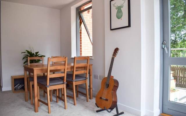 1 Bedroom Clapton Flat With Balcony