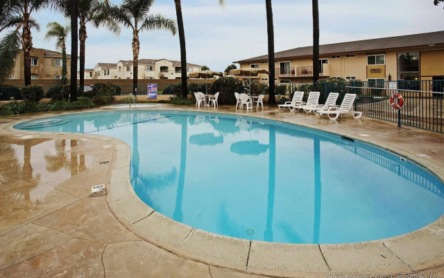 Super 8 by Wyndham Oceanside Marty's Valley Inn