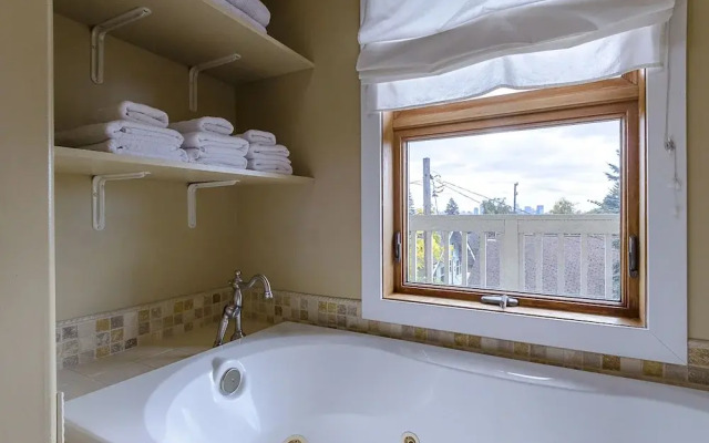 Sleeps 16 Luxurious 6BR Seattle Home