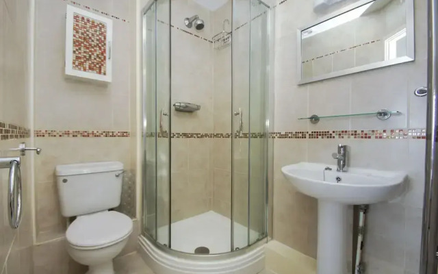 Britannia Harbour View Parking by Brighton Holiday Lets