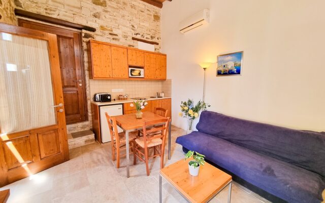 Skarinou's Landhouse Poolside Apartment