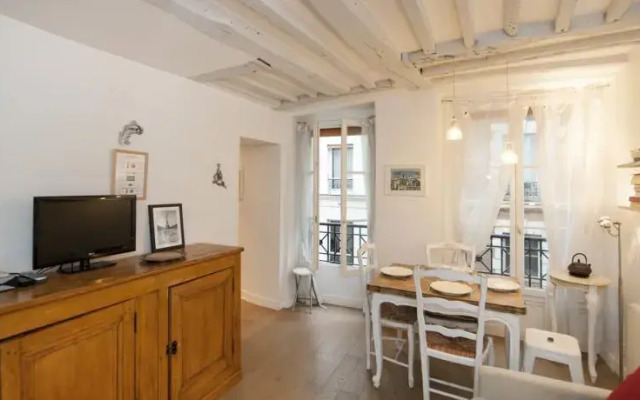 Sunny Marais Studio 303