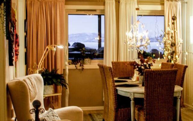 By the Sea - Luxury Apartment