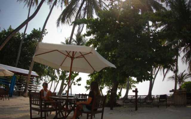 Thulusdhoo Surf Camp