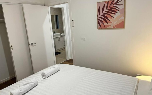 Brand New Modern 2 BR Guesthouse at Airport! – Guest Rooms – Melbourne