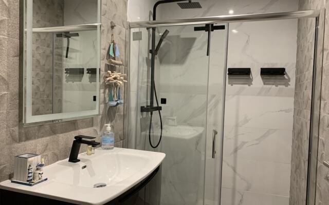 Funchal Apt- Sleeps 2 - Pool & Parking - Madeira