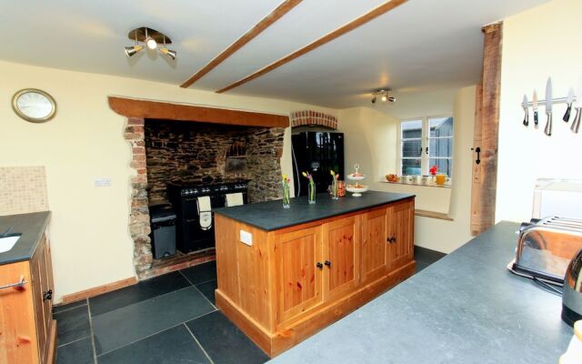 Braunton Poyers Farmhouse 6 Bedrooms